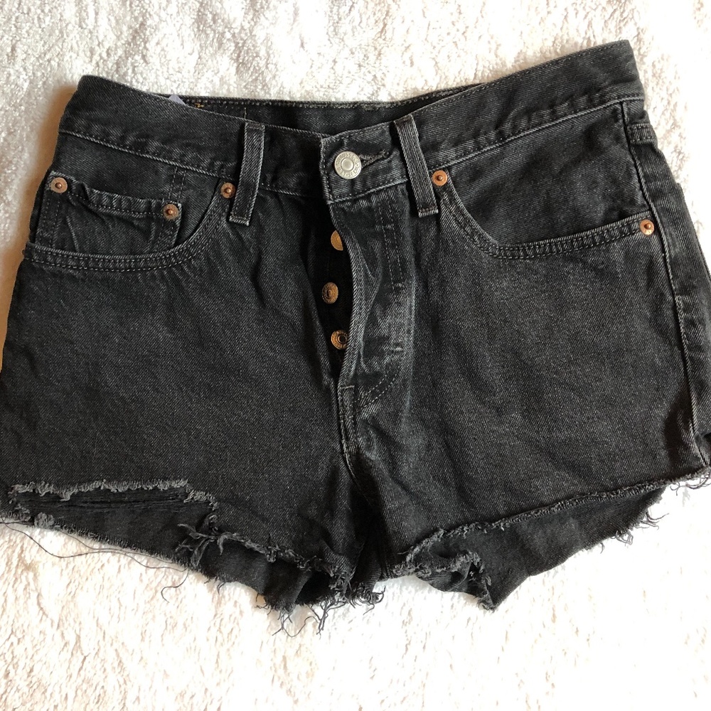 Levi's Women's 501 Distressed Blk Denim Short W26